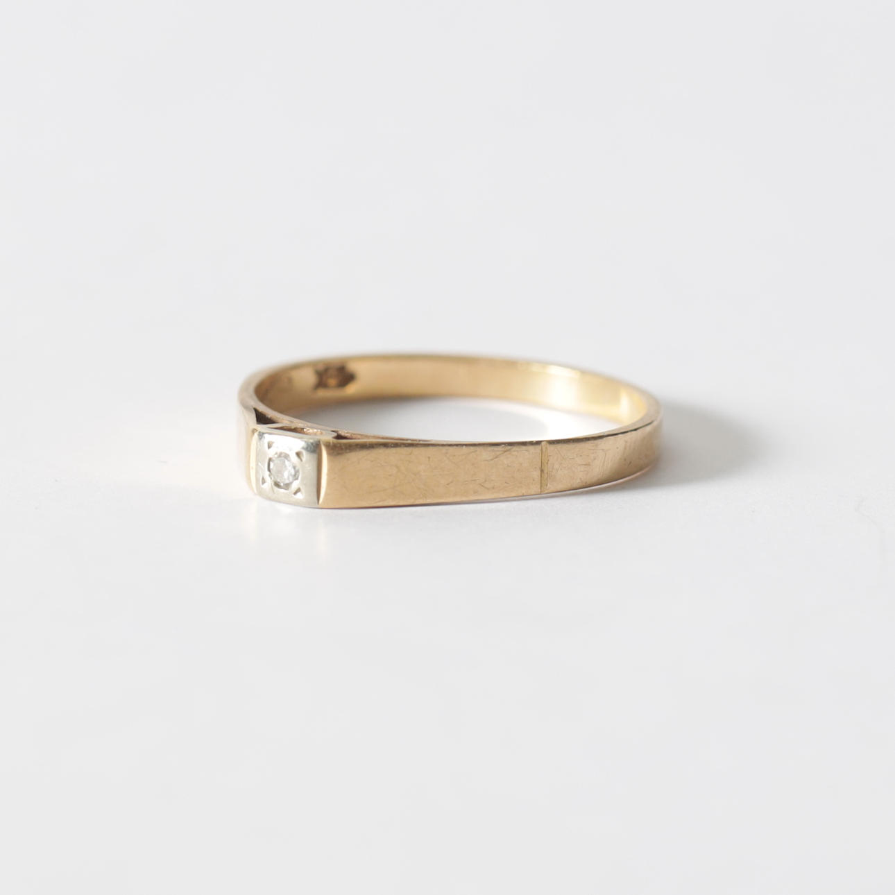 ENSTENSRING, 18K guld. Totalvikt ca 1,6 gram.