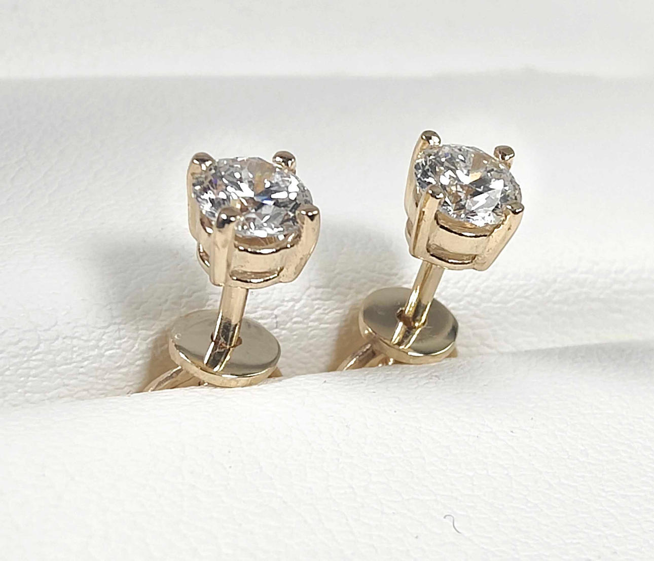 585 GOLD EARRINGS.