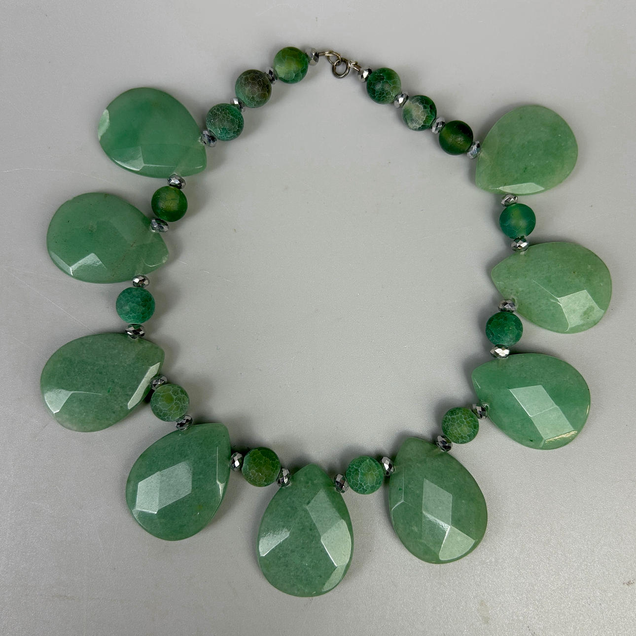 UNUSUAL SERPENTINE NECKLACE.