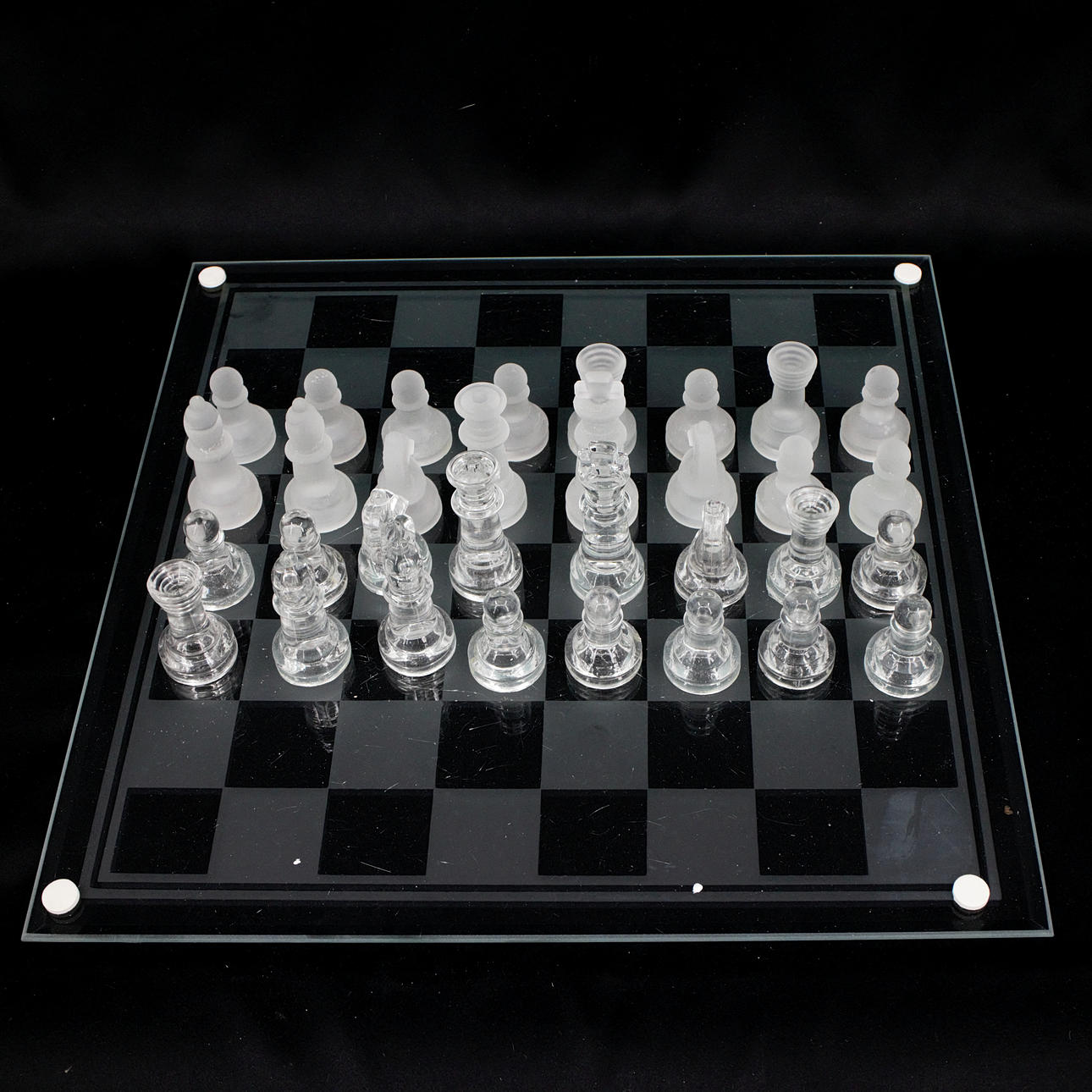 SCHACKSPEL, spelplan och spelpjäser av glas, nutida.