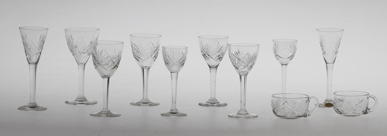 GLASSERVISDELAR, ca 40 delar, "Helga", 1900-tal.