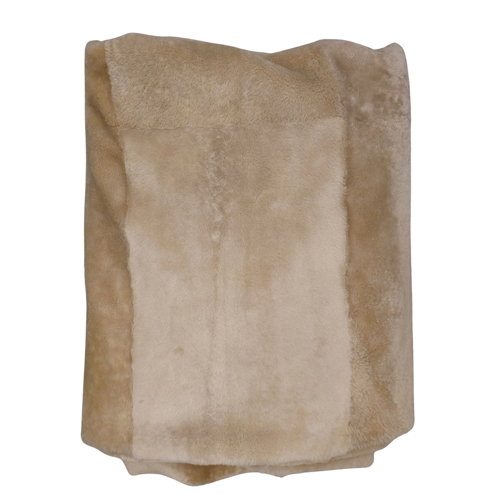 LARGE BED BLANKET IN DRAPED LAMB IN LIGHT BEIGE.