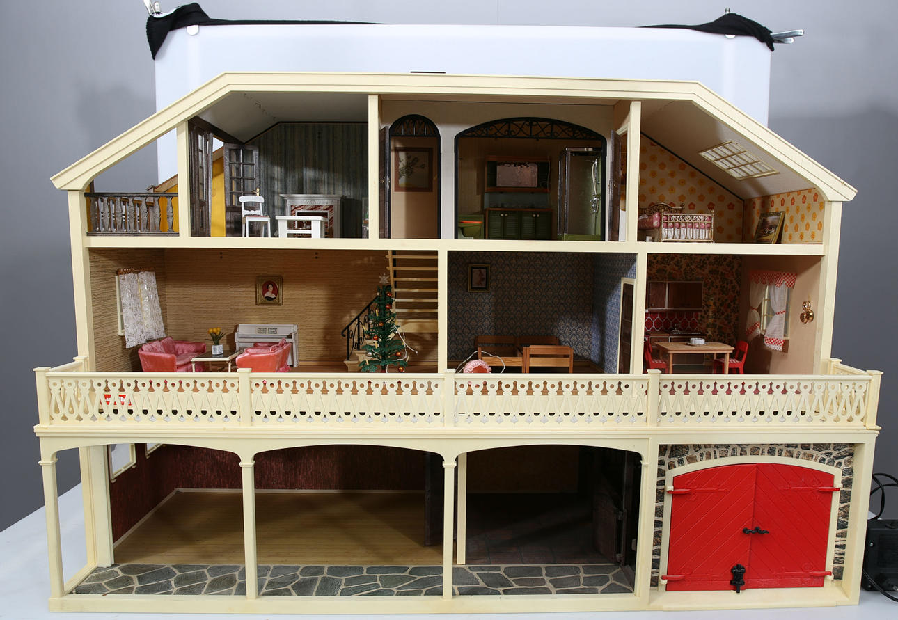 DOCKSKÅP, med inventarier, Lundby, 1976.