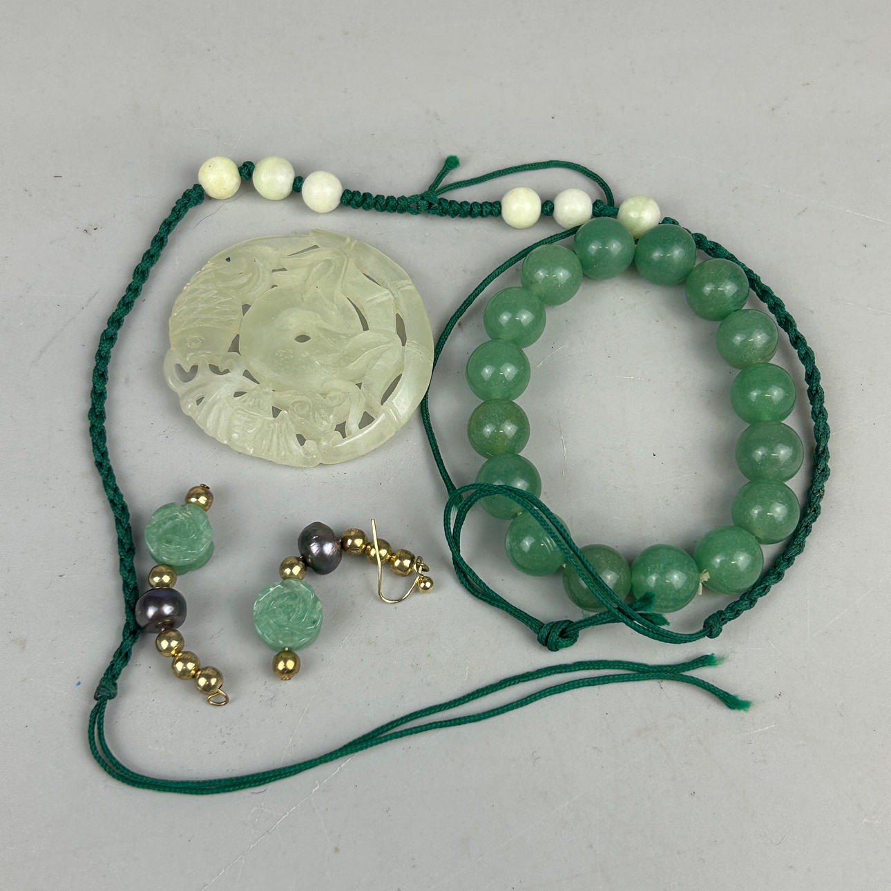 GROUP OF CHINESE JADE ITEMS.