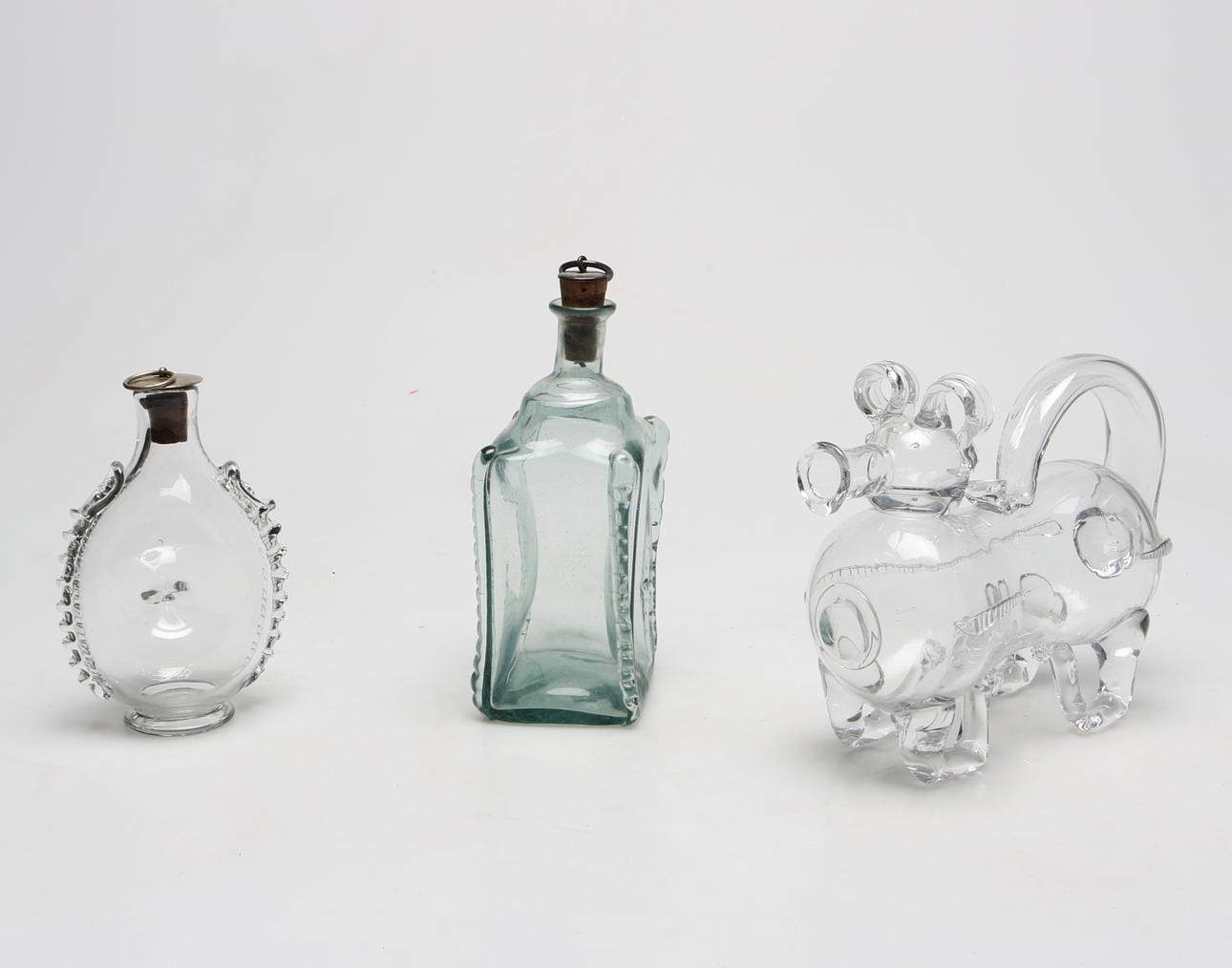 FYLLEHUND samt KARAFFER, 3 delar, glas, 1900-tal.