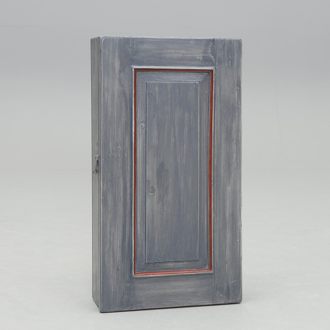 VÄGGSKÅP, allmogestil, 1900-talets andra hälft.