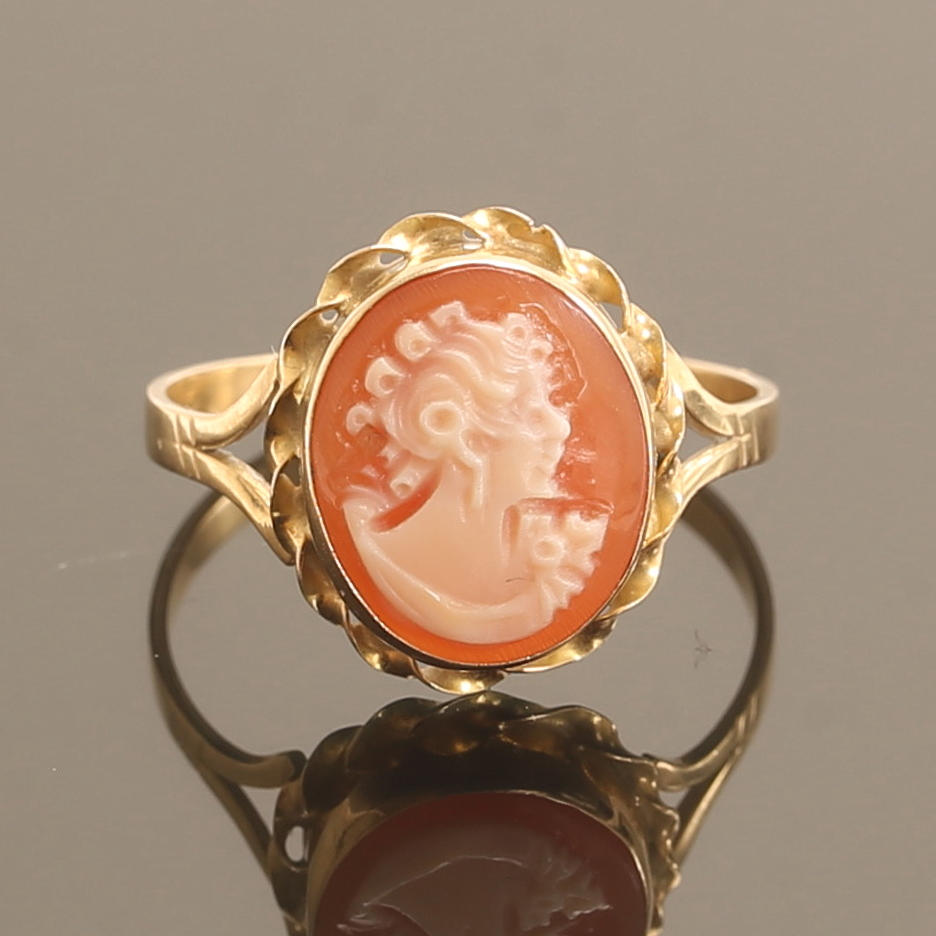 RING med kamé, 18 k guld.