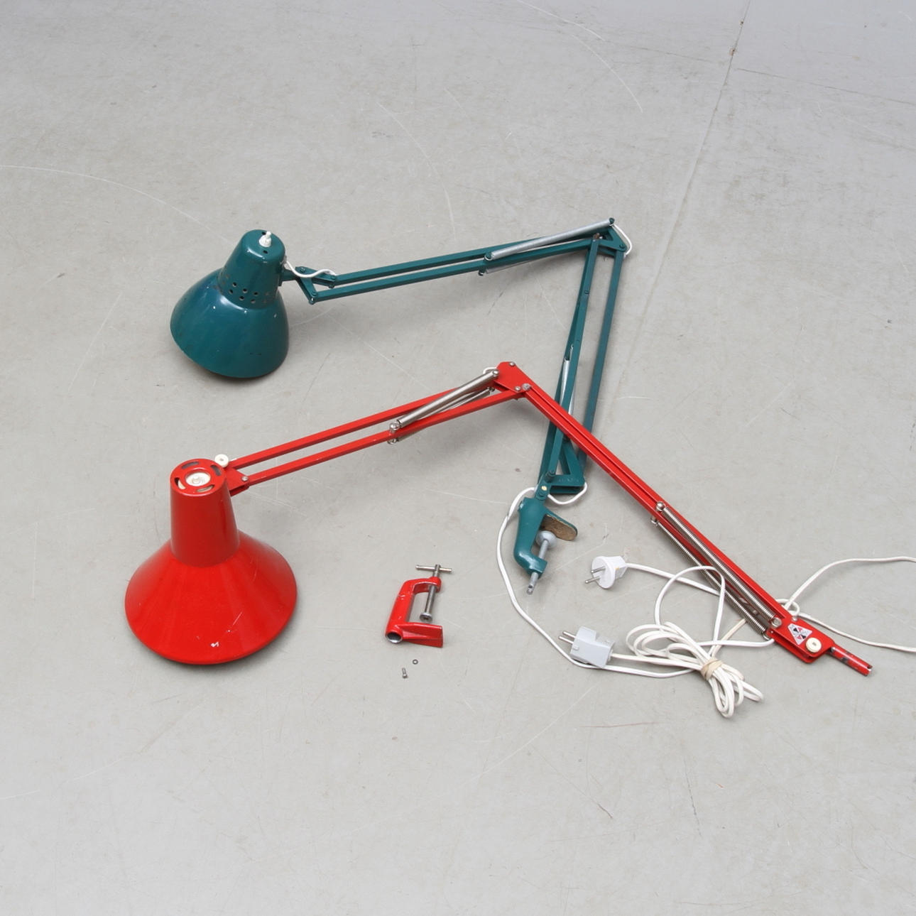 SKRIVBORDSLAMPOR, 2 st, lackerad plåt, L.S.A. samt T-1, 1900-tal.