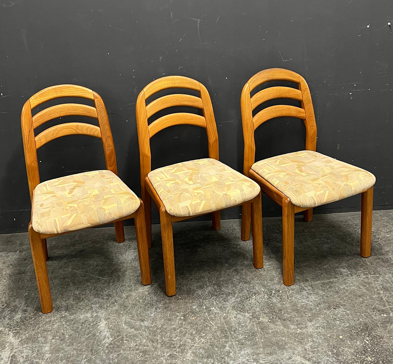 DYRLUND 3 CHAIRS.