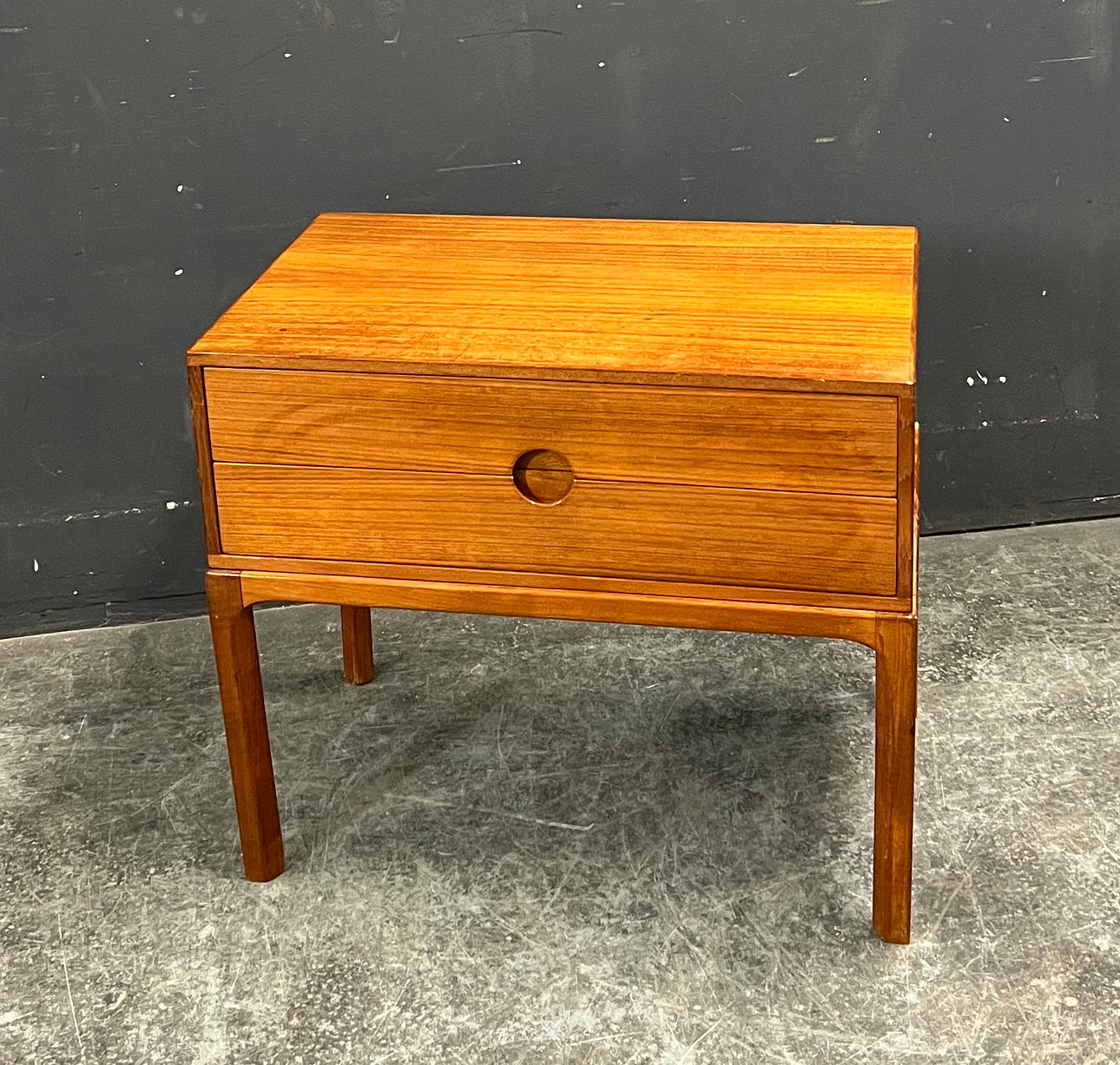 AKSEL KJÆRSGAARD. DRESSER.