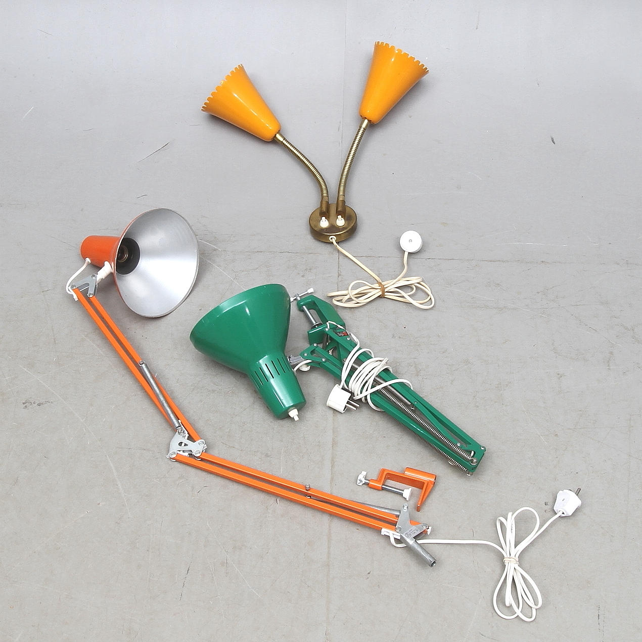 LAMPOR, 3 st, lackerad plåt, en vägglampa samt två st skrivbordslampor, bl.a. Waso Ledu och HCF, 1900-tal.