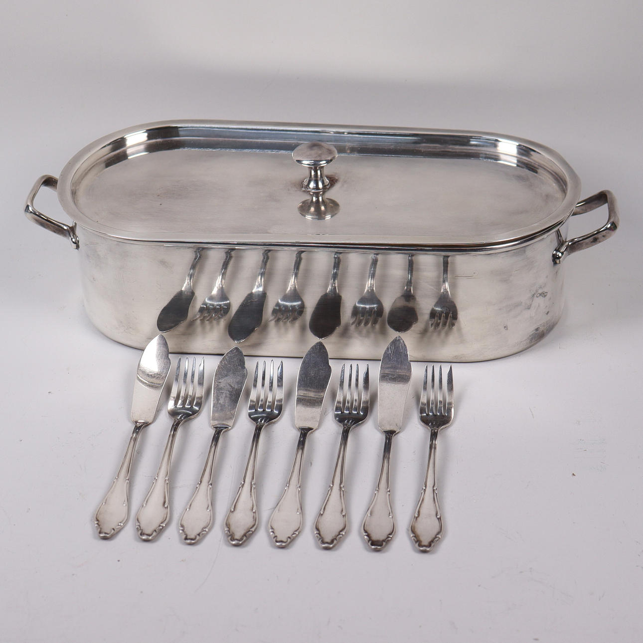 FISH STEW AND FISH CUTLERY, 9 pieces.