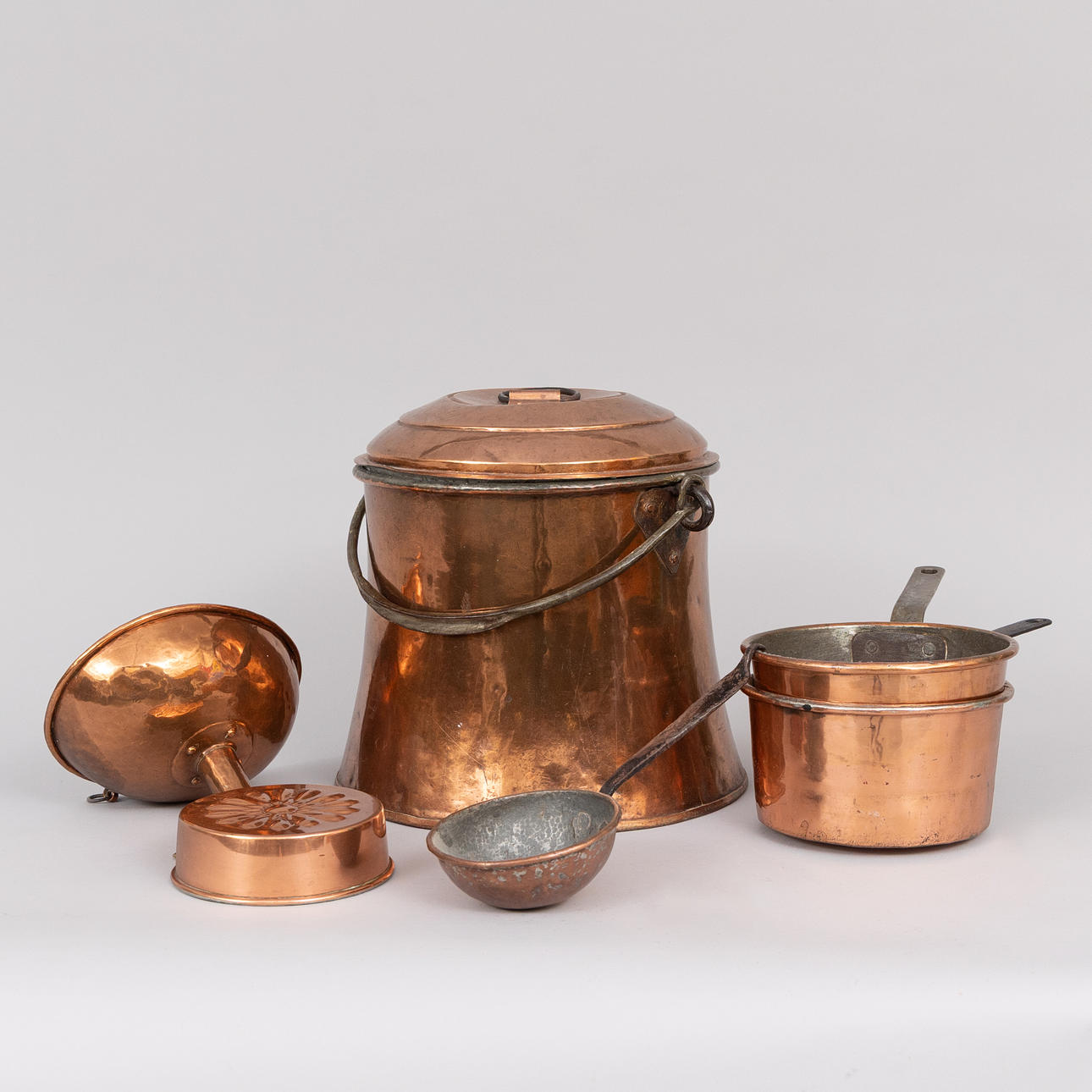 A set of 6 copper objects, 18th/20th century.