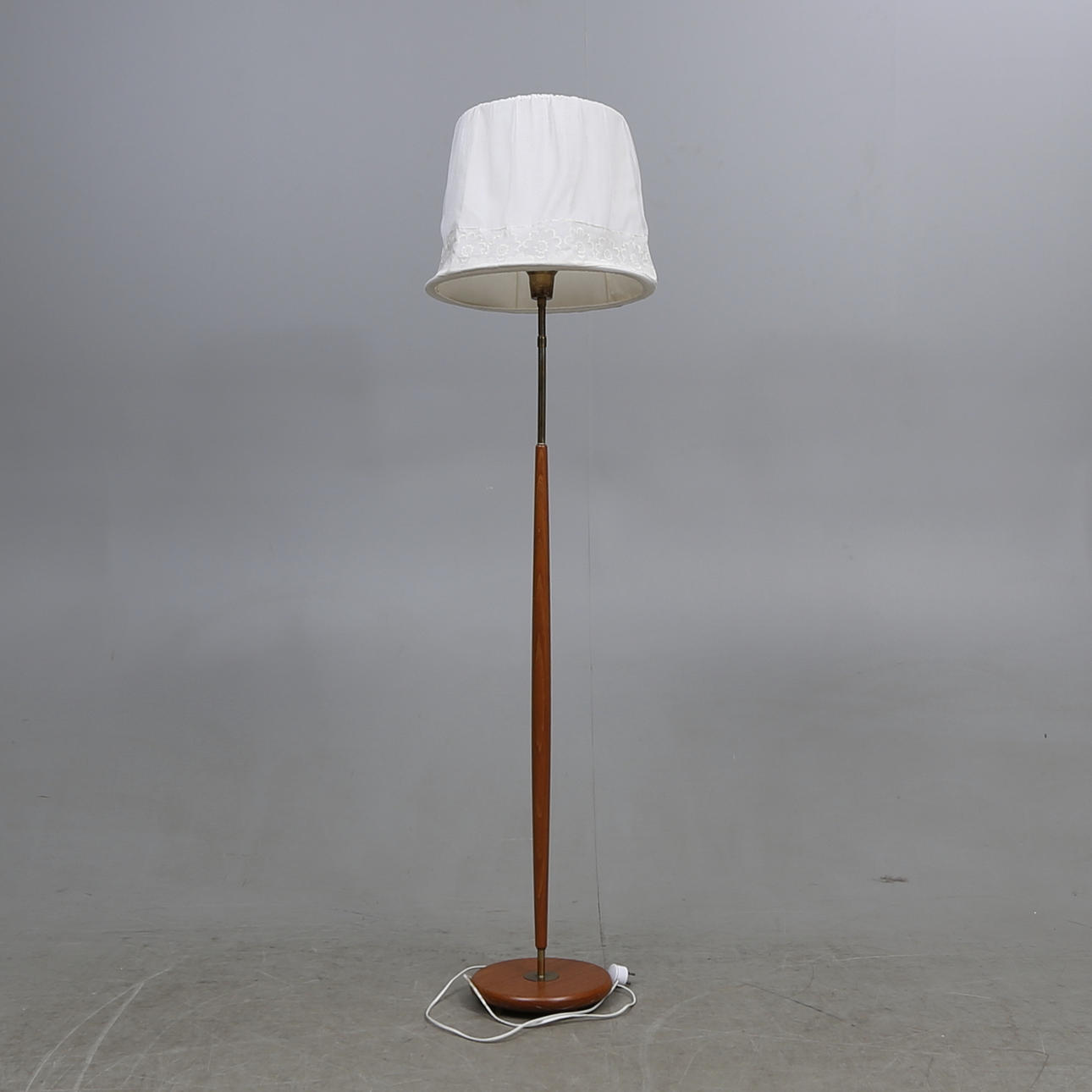 GOLVLAMPA, teak, Örsjö.1900-talets andra hälft.