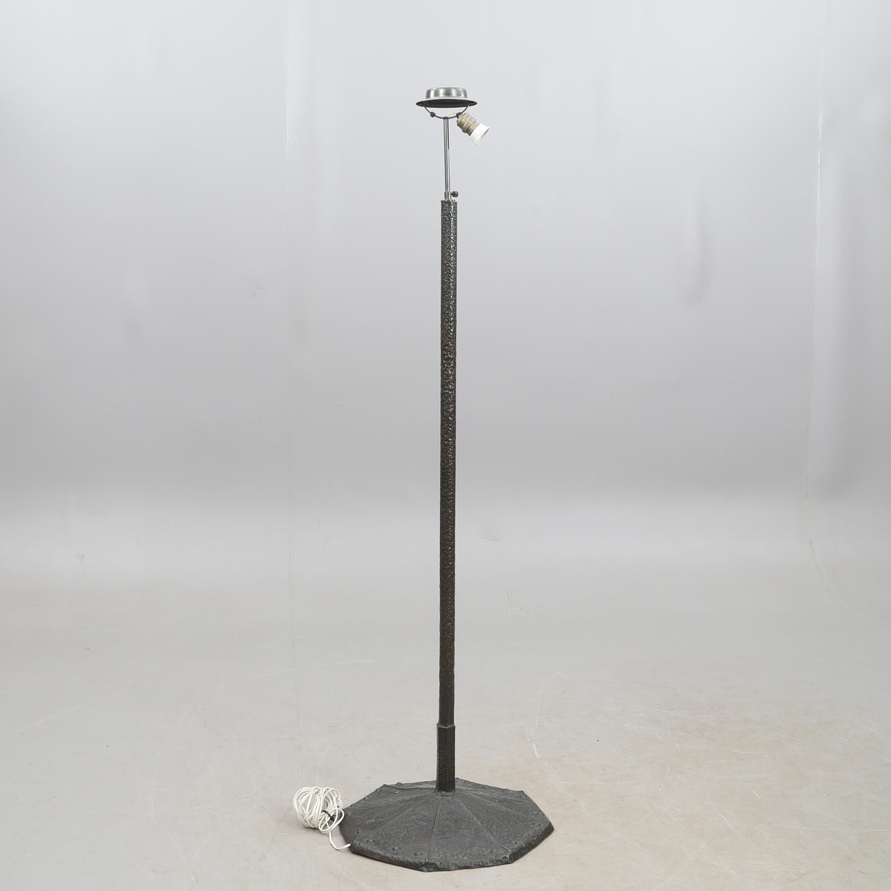 A metal floor lamp, 20th century.