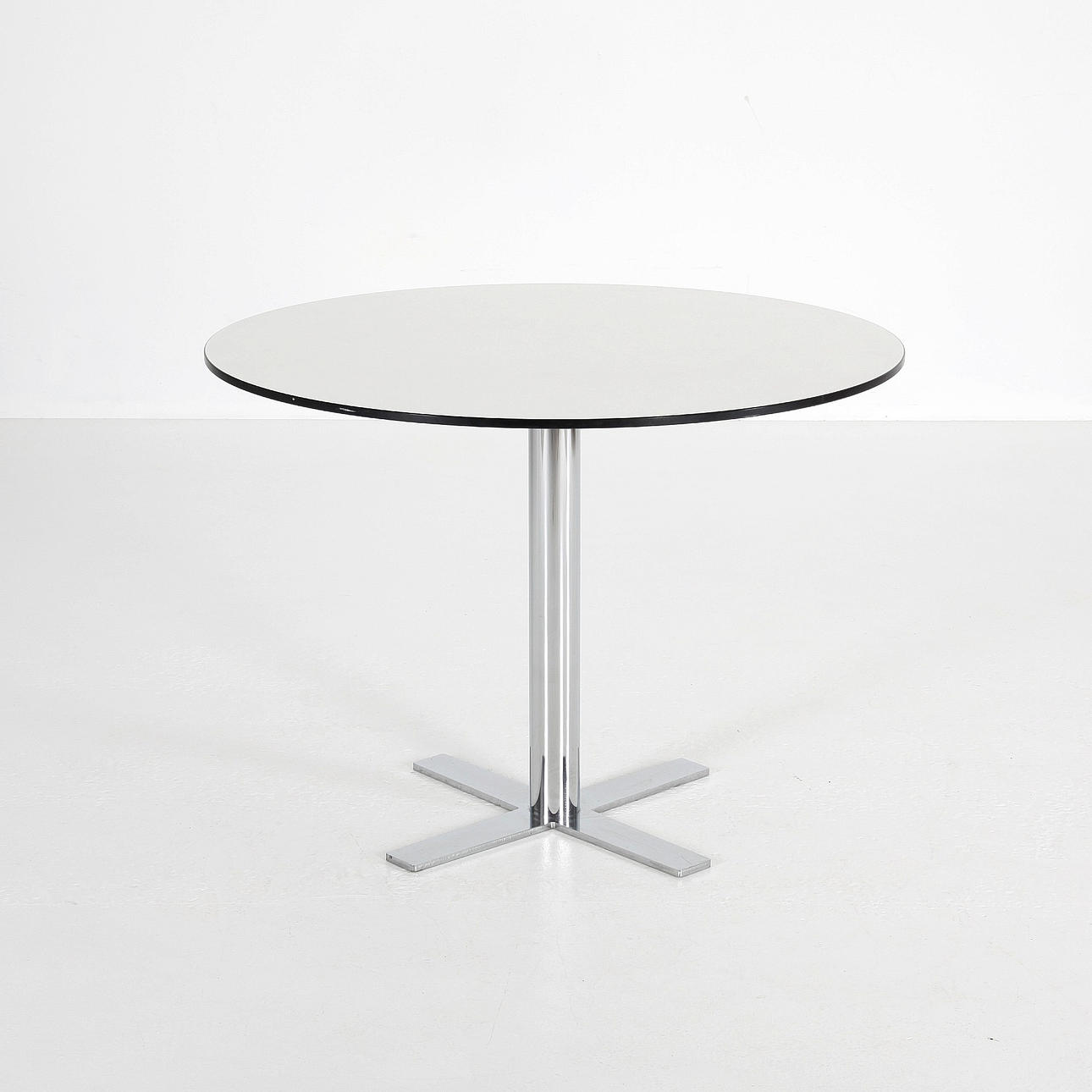 RUNT MATBORD, diameter 100 cm.