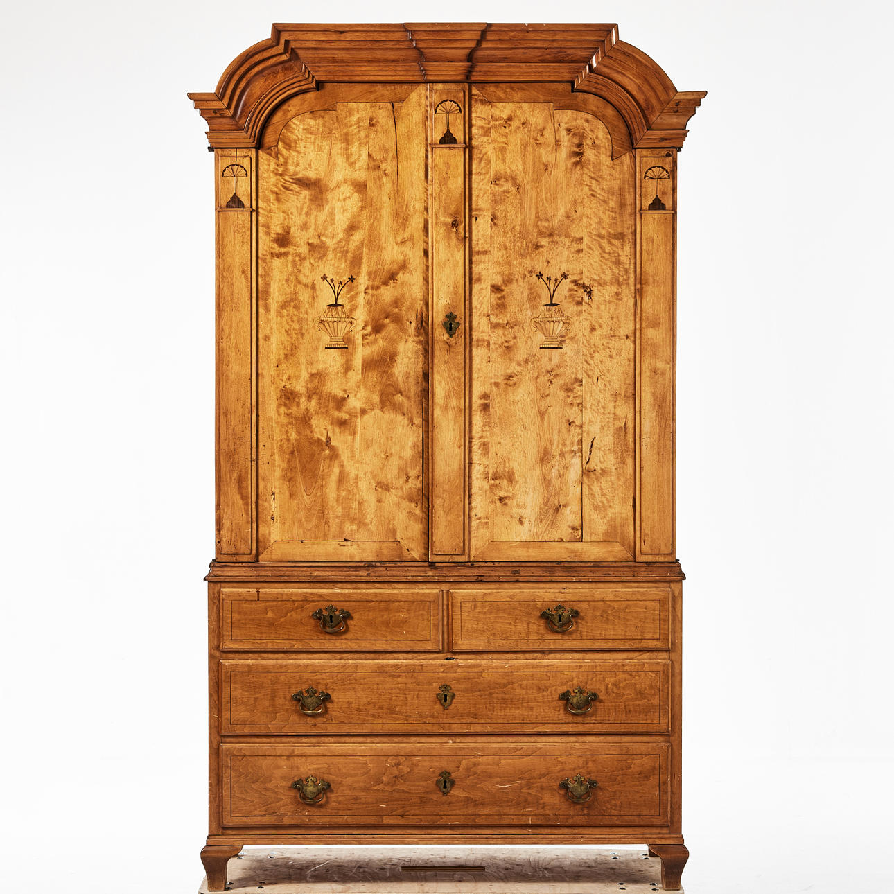 SKÅP, 1700-tal, rokoko, 2 delat, björk, intarsia dekor, invändigt med hyllor och lådor, beslag i mässing.