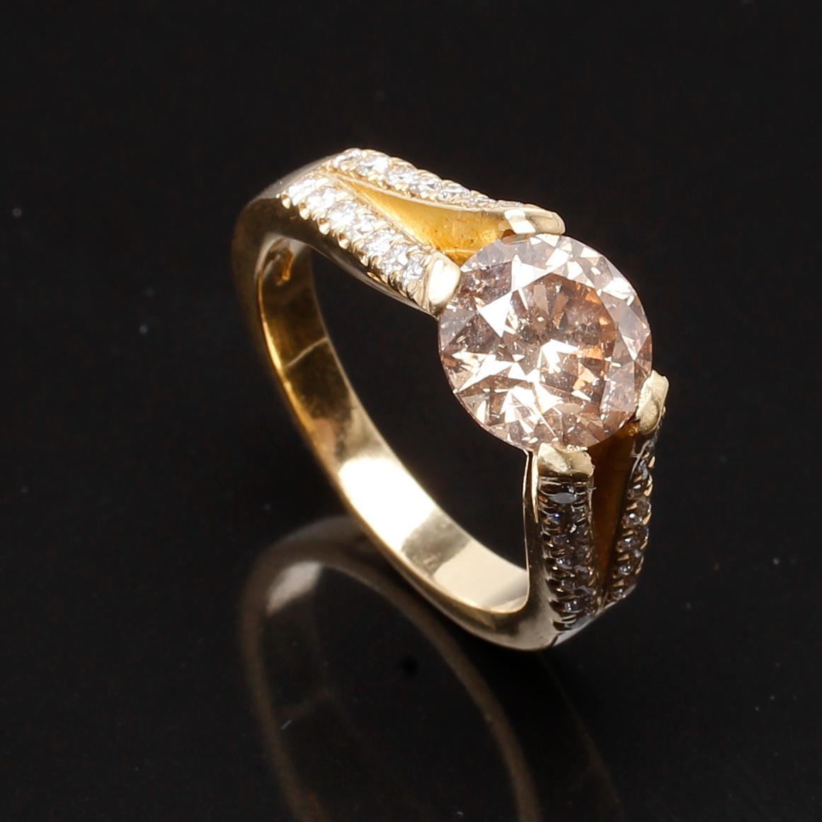 RING i 18 K guld med Fancy gold diamant på 2,00 ct & 0,20 ct.