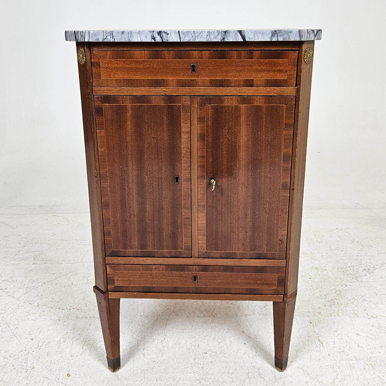 SÄNGBORD/POTTSKÅP, sengustaviansk stil, 1900-tal.