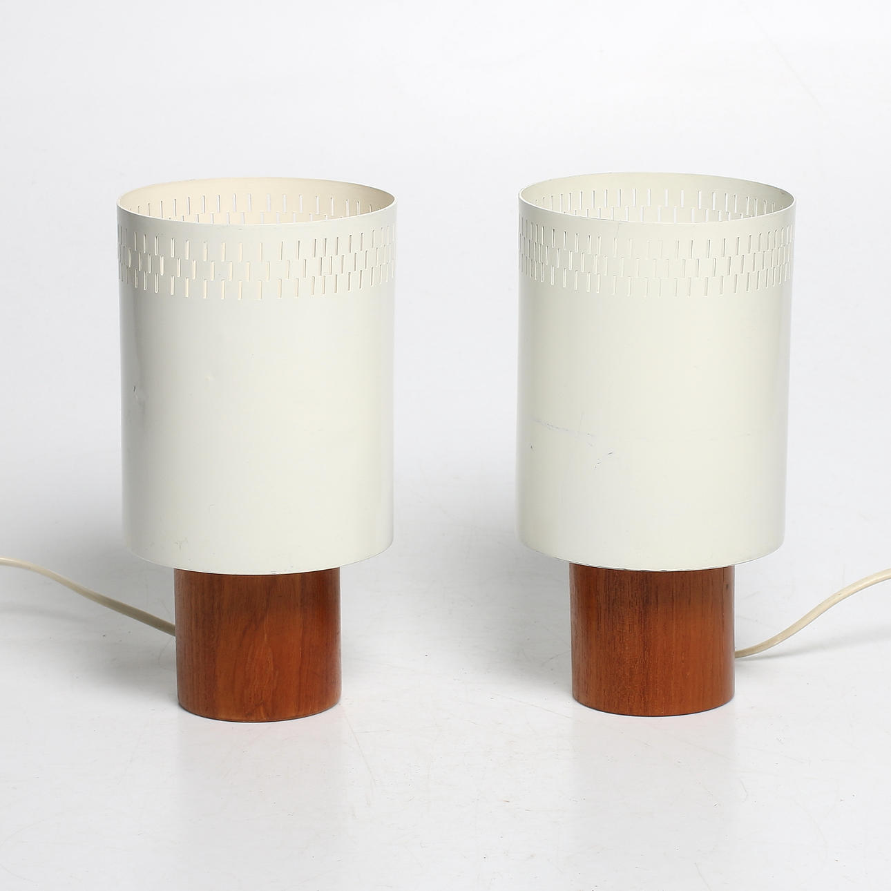 BORDSLAMPOR, ett par, teak och plåt. 1900-talets sista kvartal.