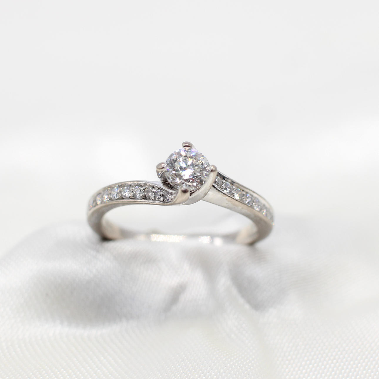 DIAMOND SOLITAIRE RING 18K.