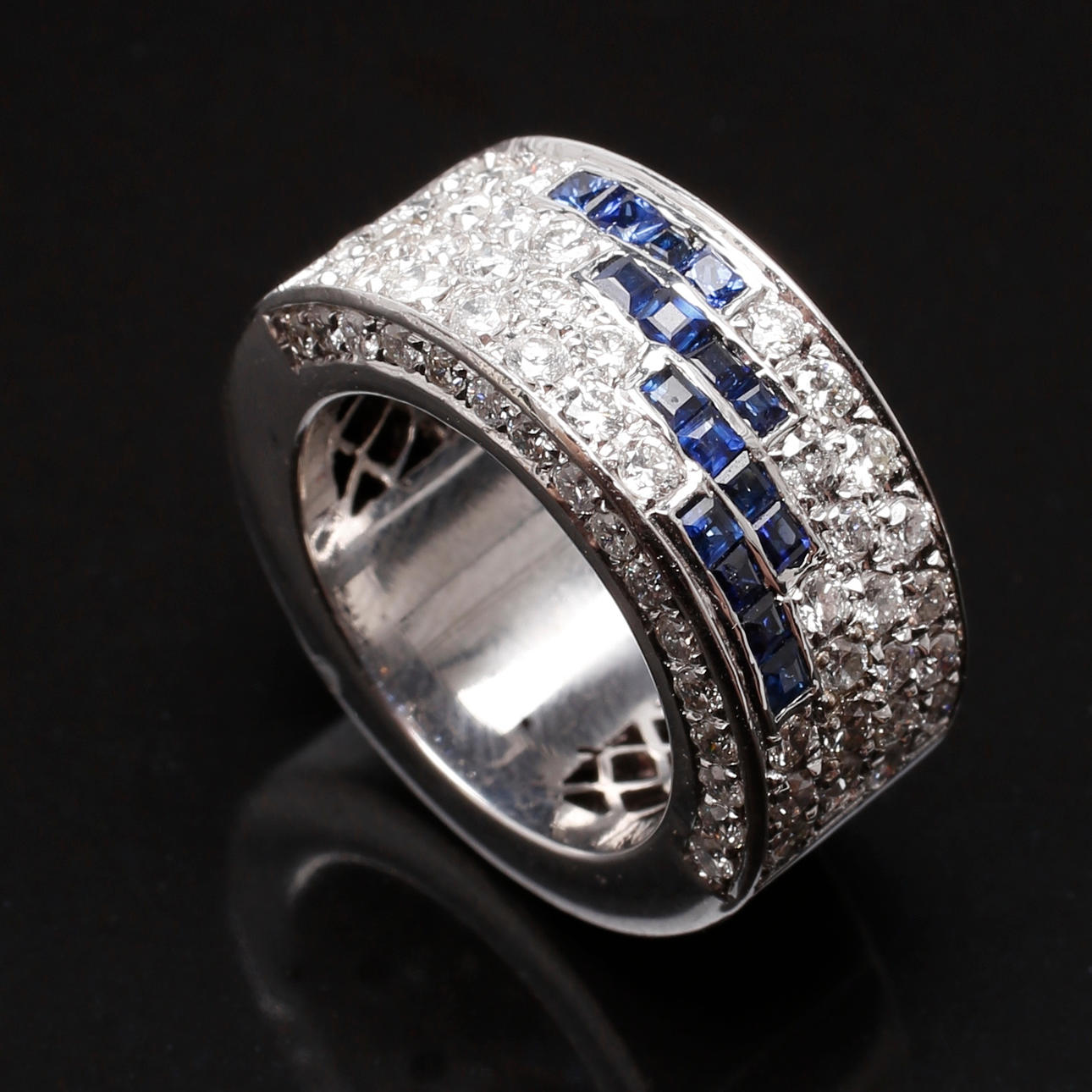 RING i 14 K vitguld med diamanter 1,00 ct och safirer.