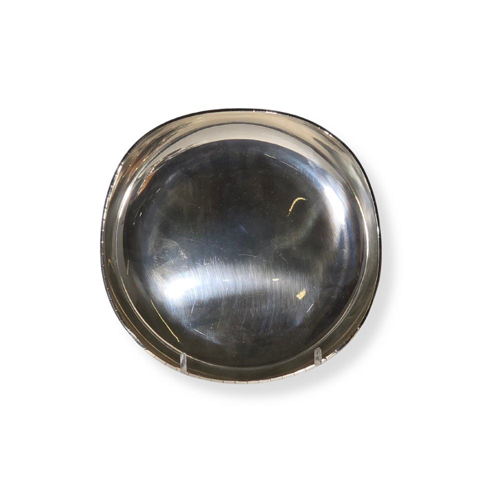 CENTERPIECE IN PUNCHED SILVER.