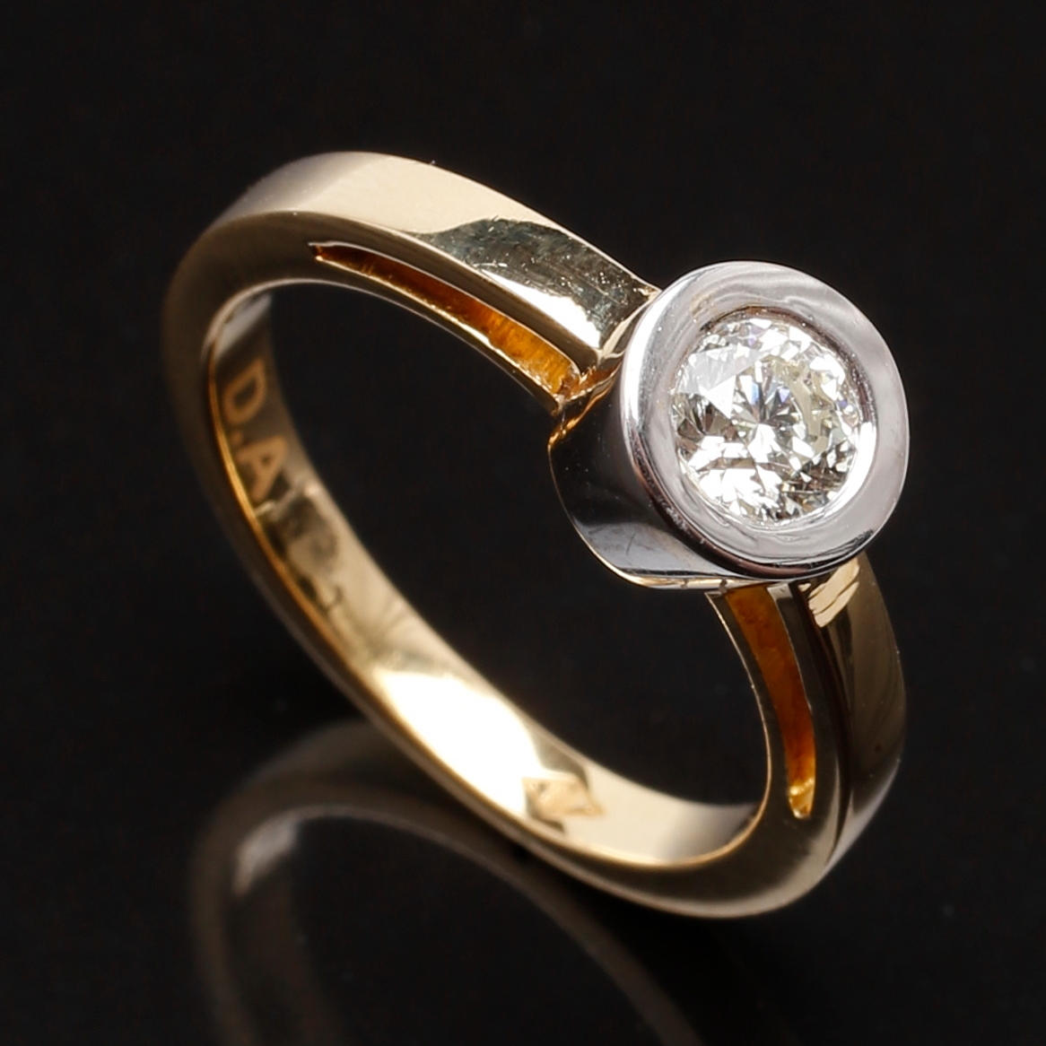 RING i 18 K tvåfärgat guld med solitär diamant 0,40 ct.