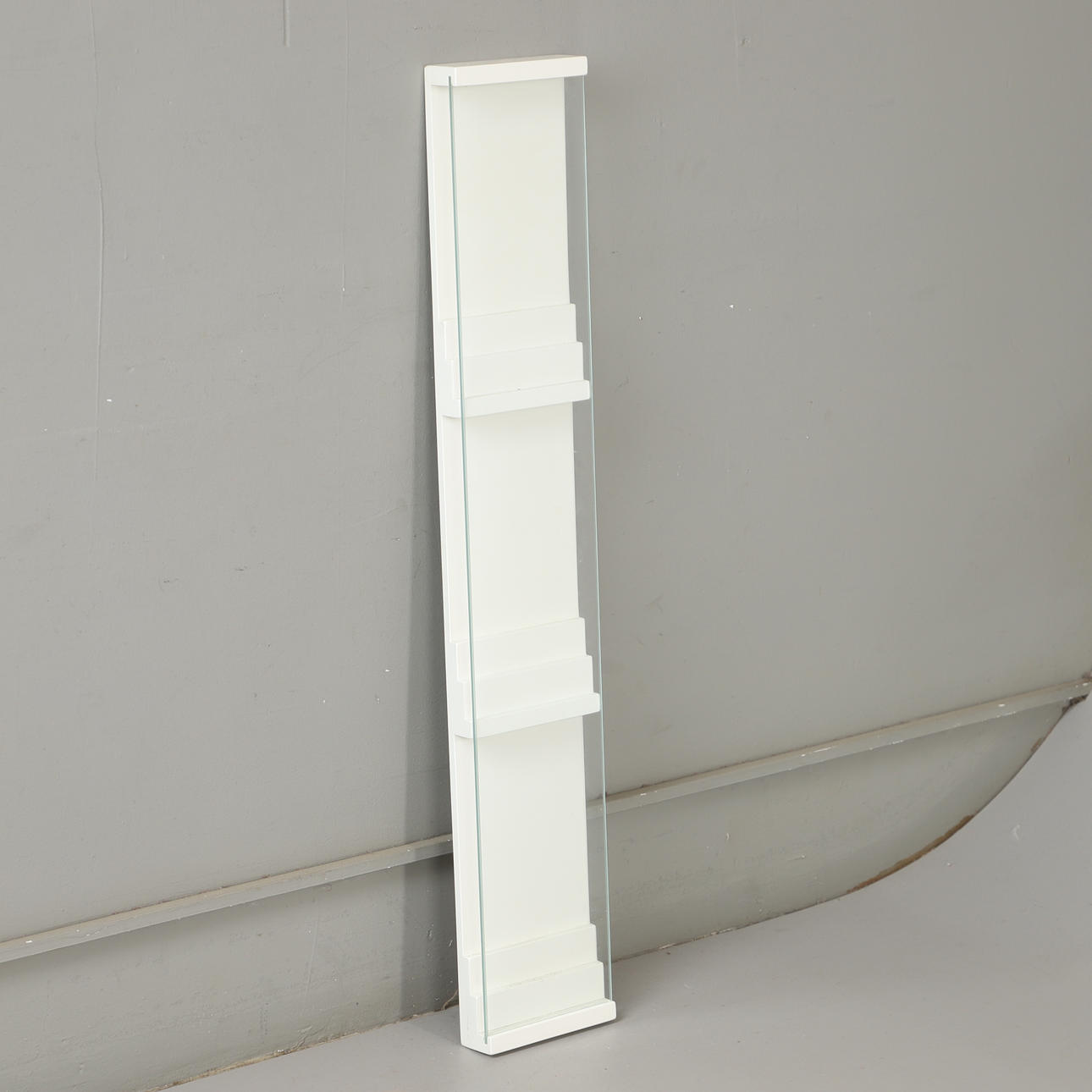 TIDNINGSSTÄLL, "Face" vitmålad, Art dust.