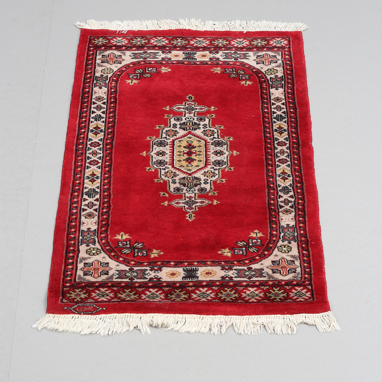 TEPPICH, handgeknüpft, Pakistan, ca. 117 x 82 cm.