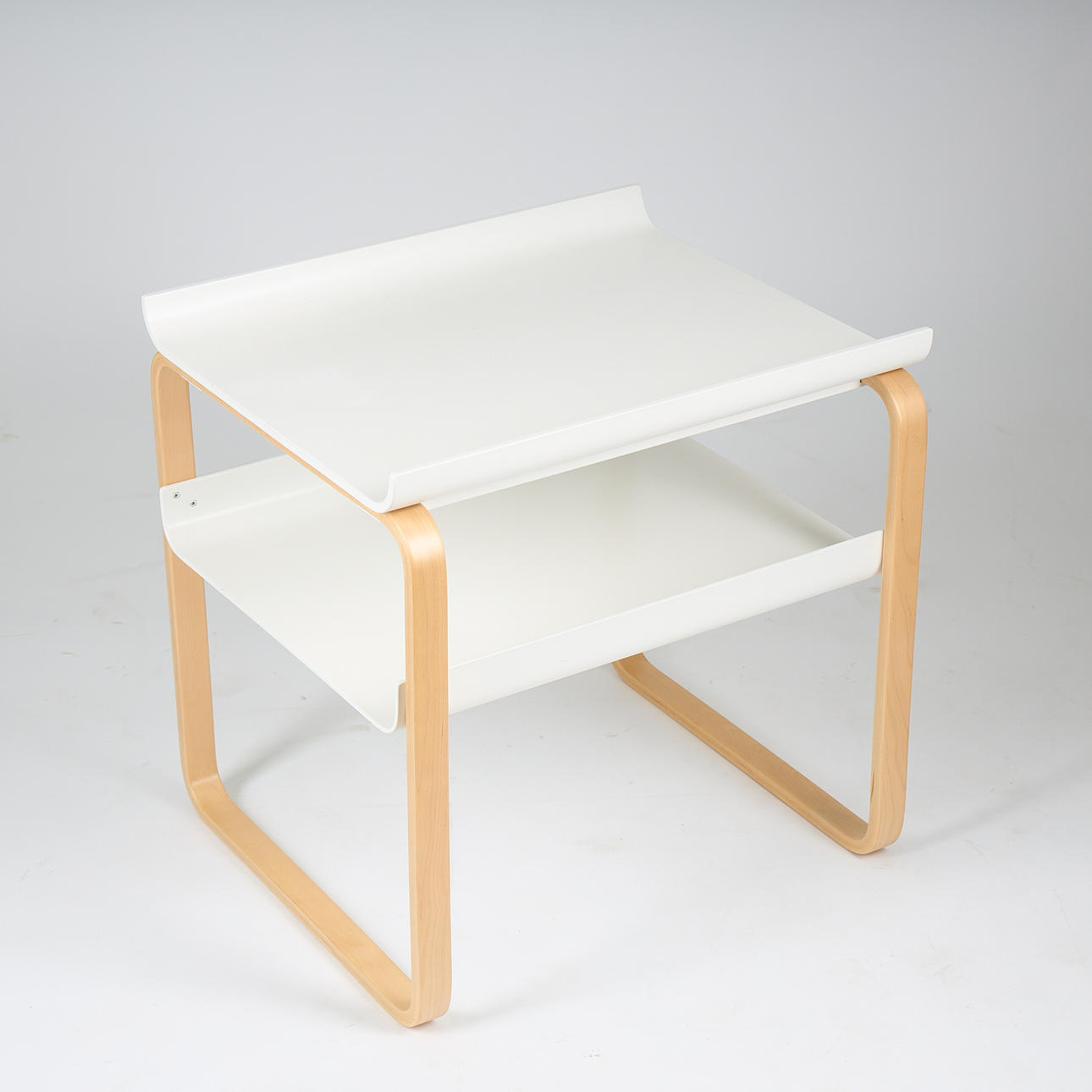 ALVAR AALTO. Bord. Modell 915, Artek 2025. Ritad ursprungligen för ...