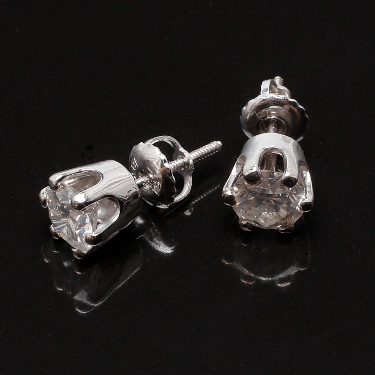 ENSTENSÖRHÄNGEN i 18 K vitguld med diamanter 1,40 ct totalt.