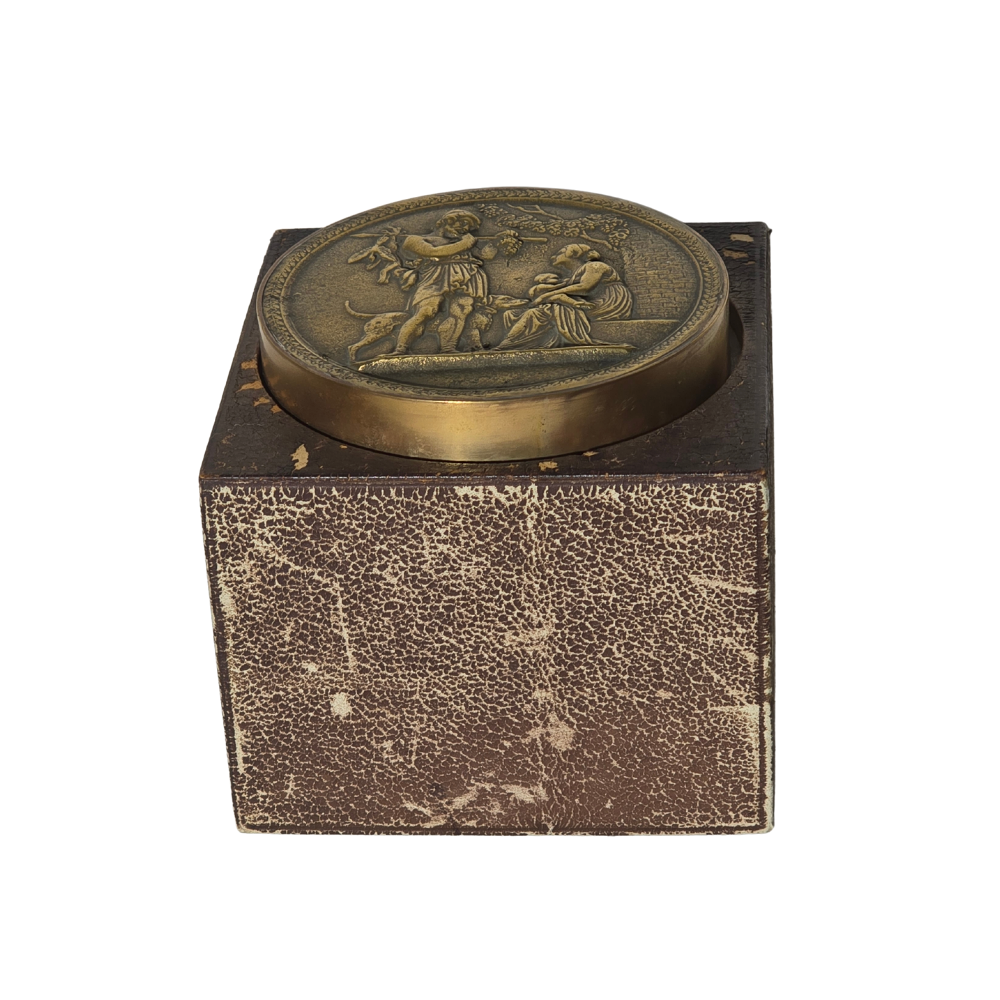 TOBACCO BOX WITH BRONZE LID.