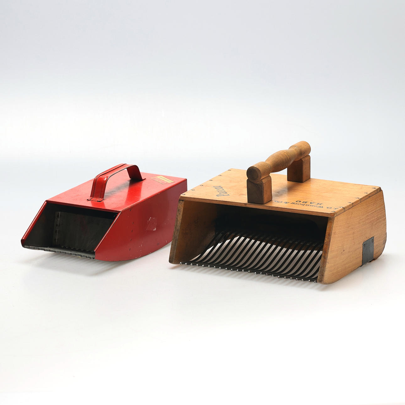 BÄRPLOCKARE, 2 st, trä/metall, 1900-tal.