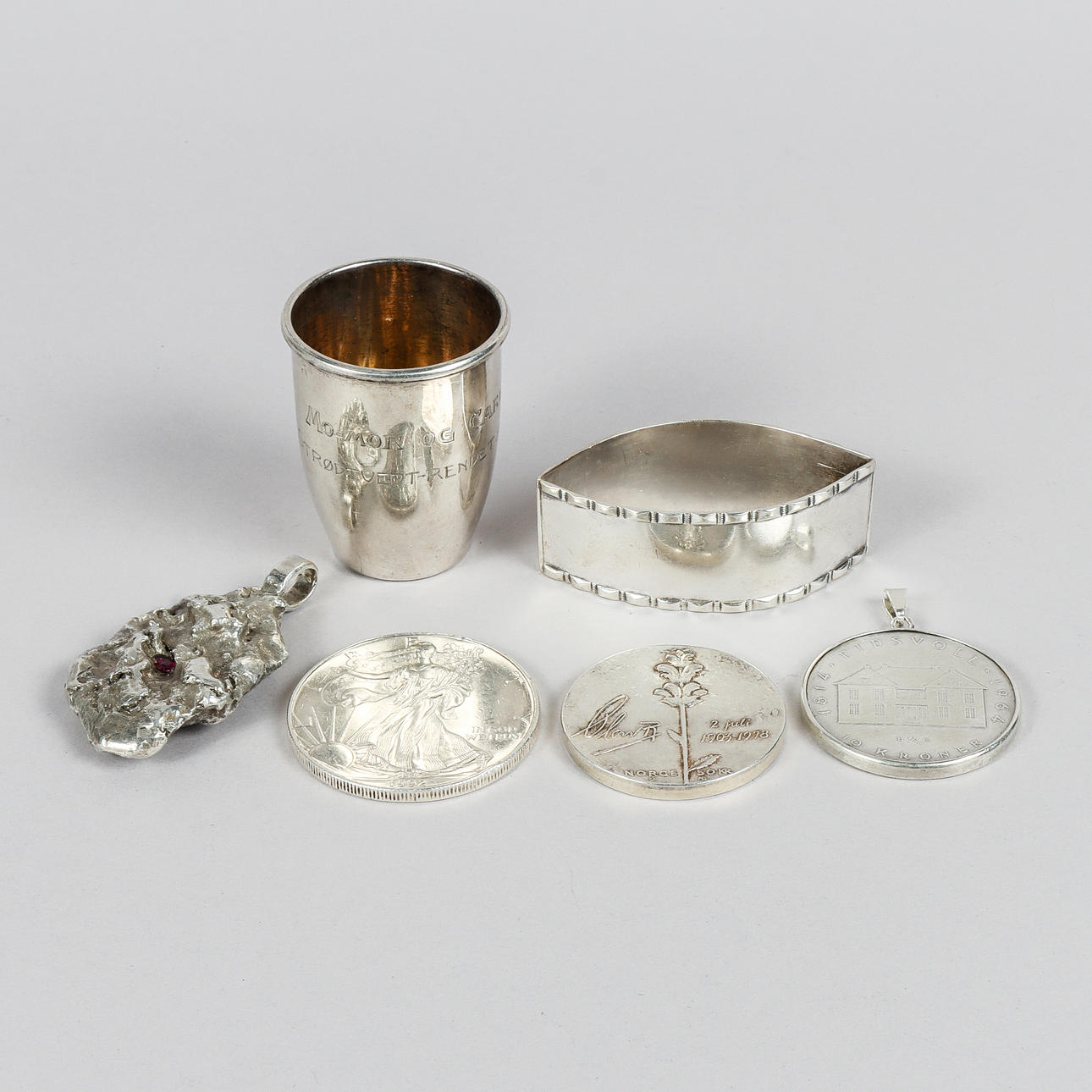 SILVER, mynt och hängen med mera.