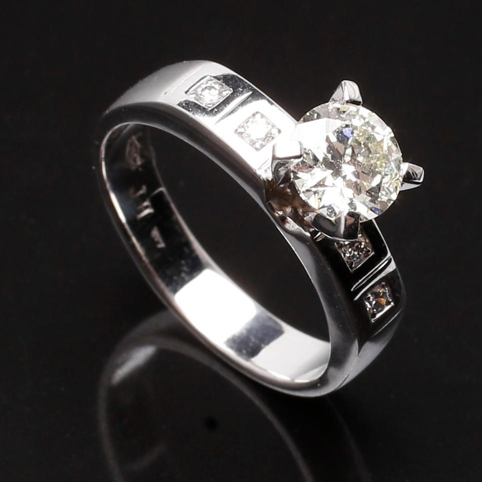 RING i 18 K vitguld med diamant 1,00 ct & 0,12 ct.