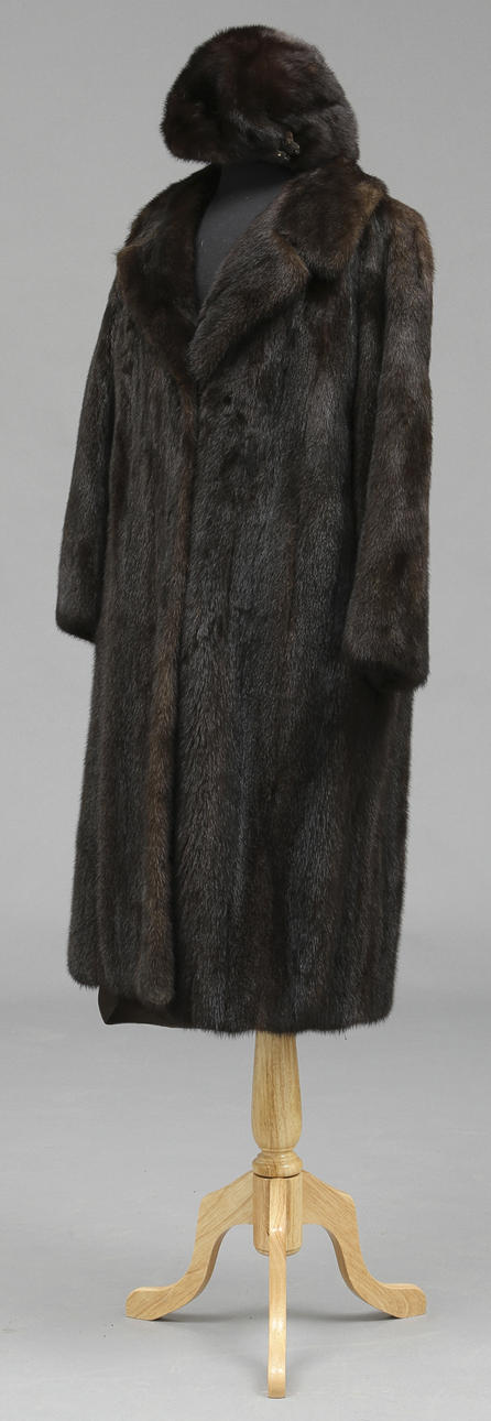 PÄLS, Saga mink, pälsmössa medföljer.