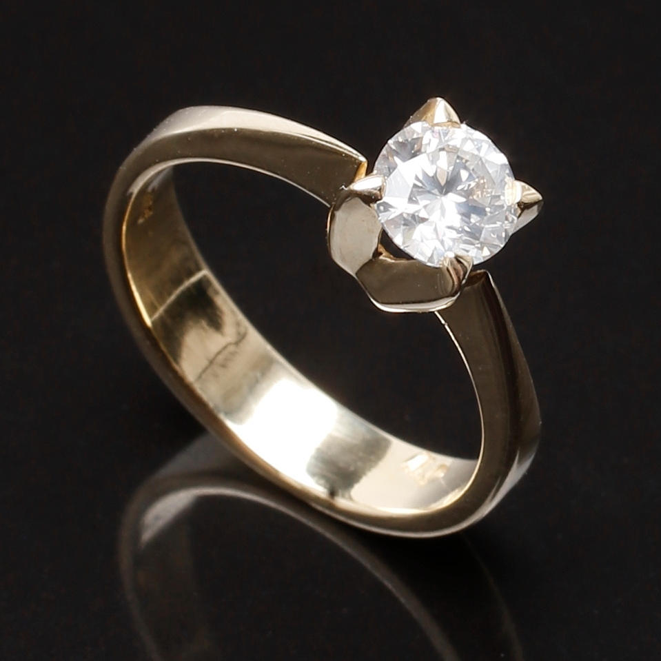 RING i 14 K gult guld med solitär diamant 0,70 ct.