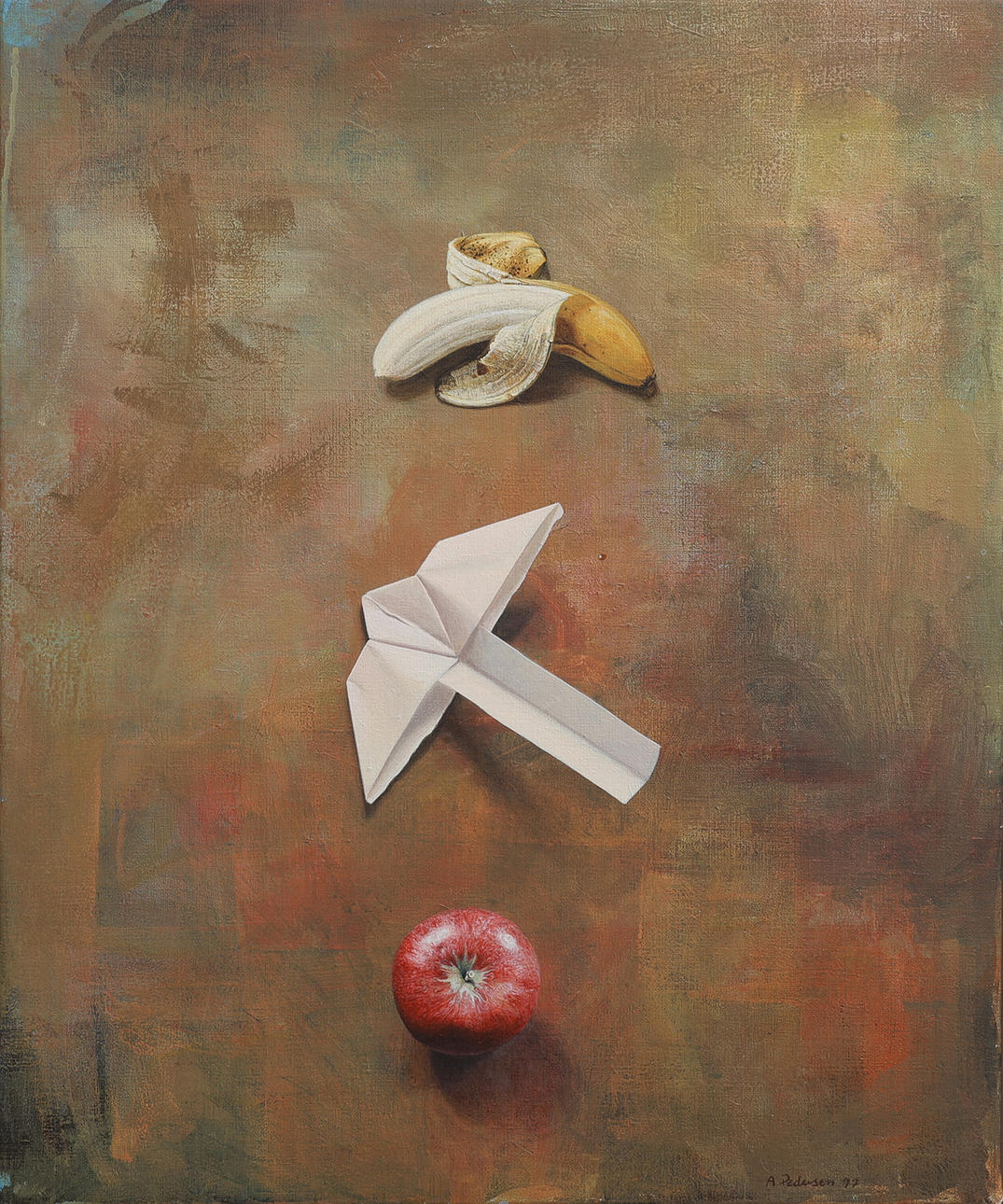 ANDERS PEDERSEN. KOMPOSITION MED BANAN, ÄPPLE SAMT PAPPERSPLAN.