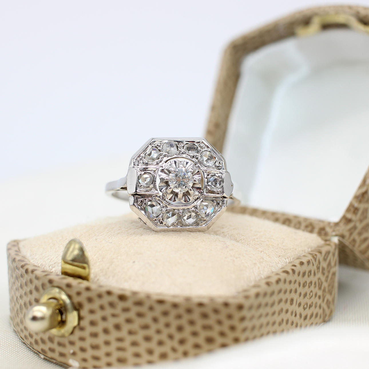 ANTIQUE DIAMOND ART DECO RING 0.50CT.