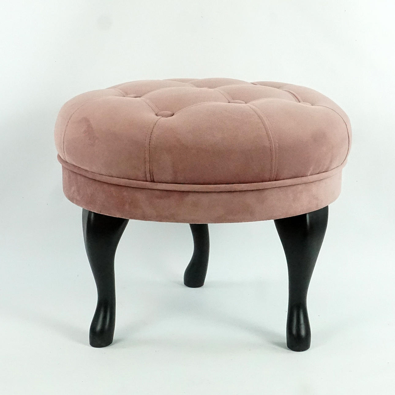 SITTPUFF. Rosa textil och trä, samtida.