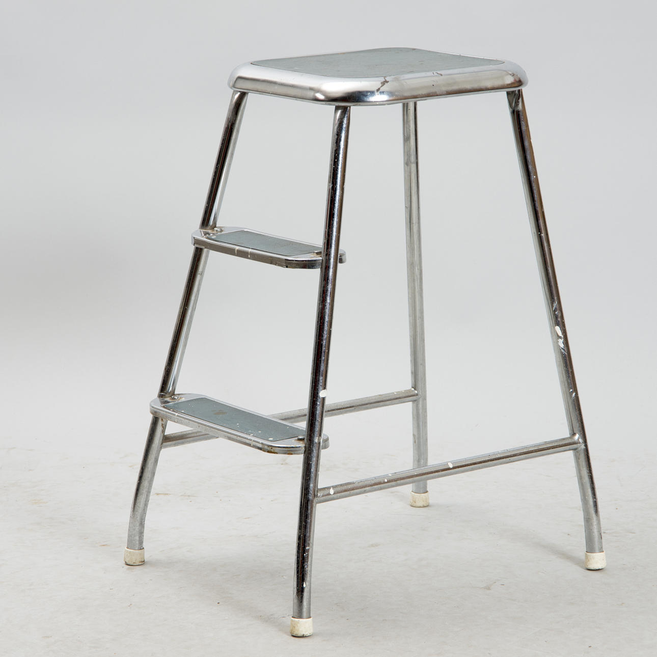 ESCALERA, cromada, segunda mitad del siglo XX.