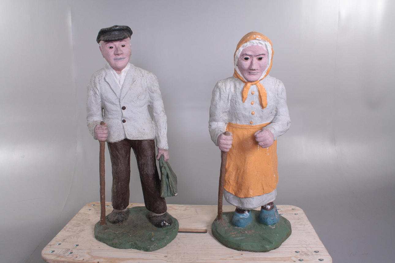 TRÄDGÅRDSFIGURINER, 2 st, man och kvinna.