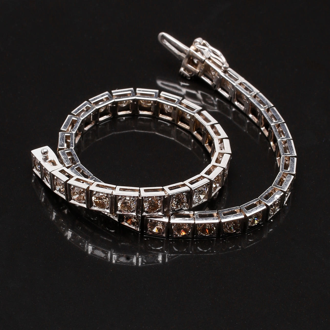 ARMBAND i 14 K vitguld med diamanter 2,0 ct.