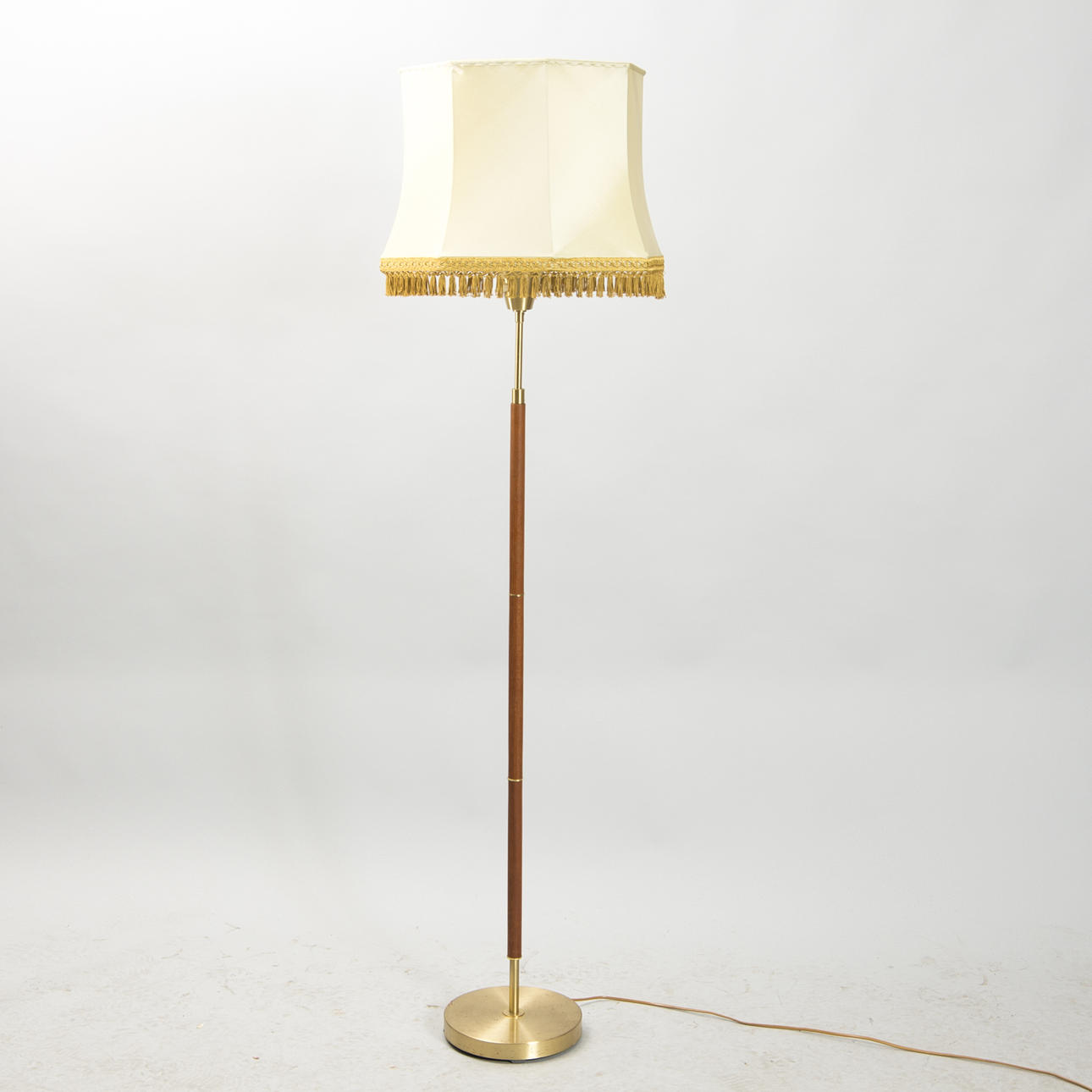 GOLVLAMPA, teak/mässing, AB Armaturhantverk Göteborg, 1900-talets mitt.