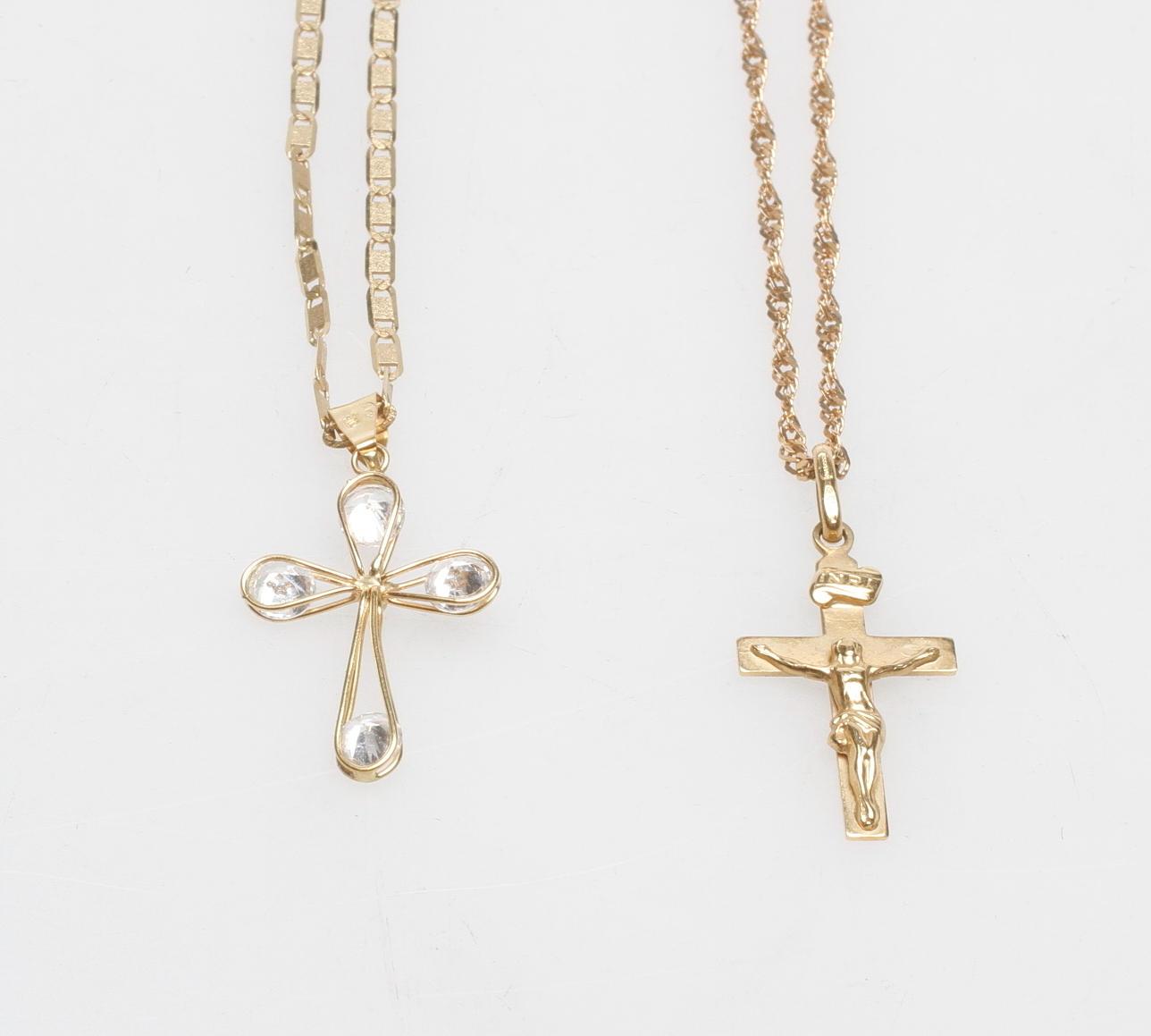 HALSKEDJOR MED KORSBERLOCK 2st, 18k guld, vikt ca 7.2gr.
