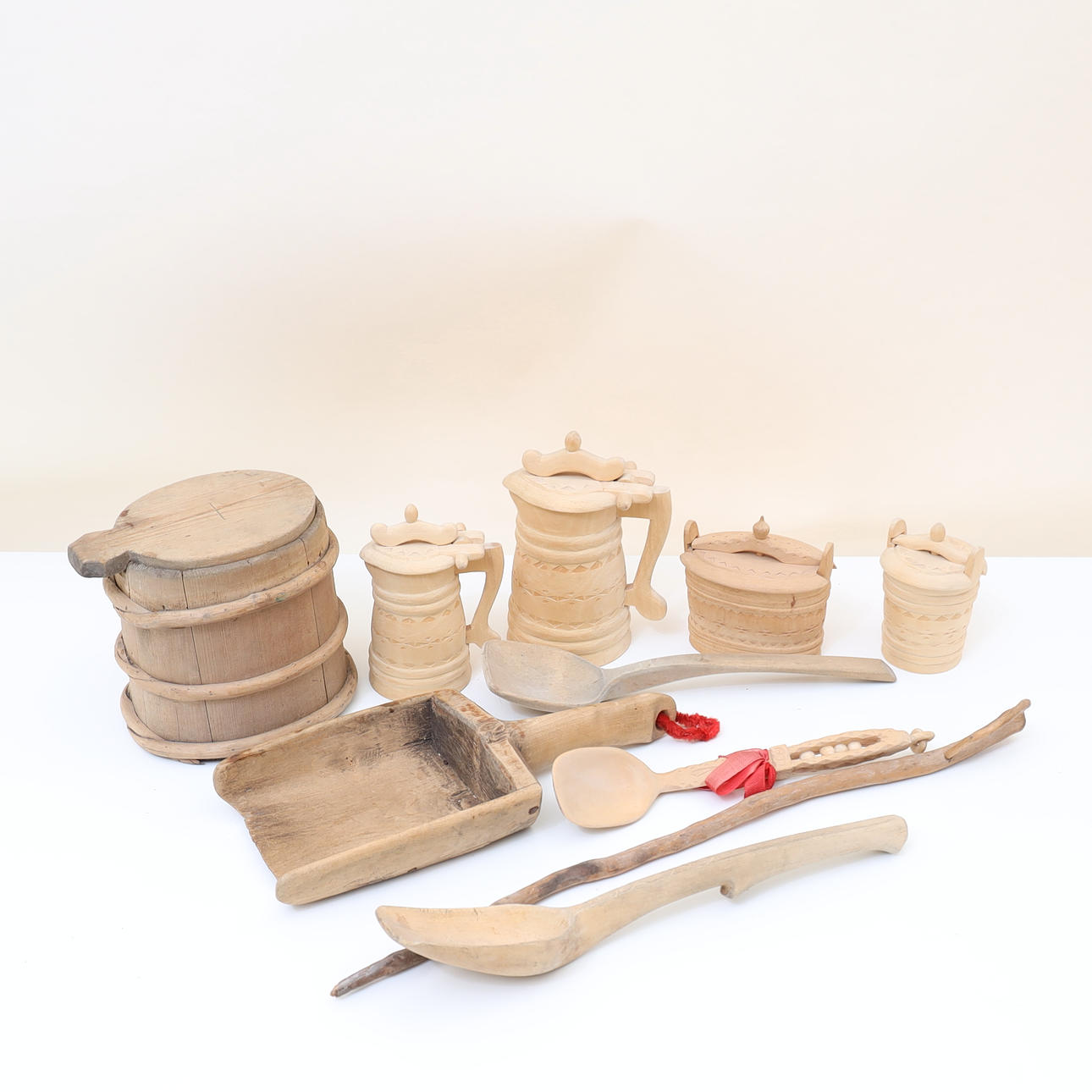 ALLMOGEFÖREMÅL, delvis 1800-tal.