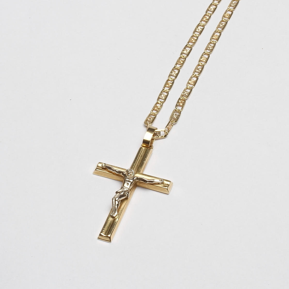 HALSKEDJA SAMT HÄNGE "KRUSEFIX"; 18k guld, vikt ca 15,5 gr.