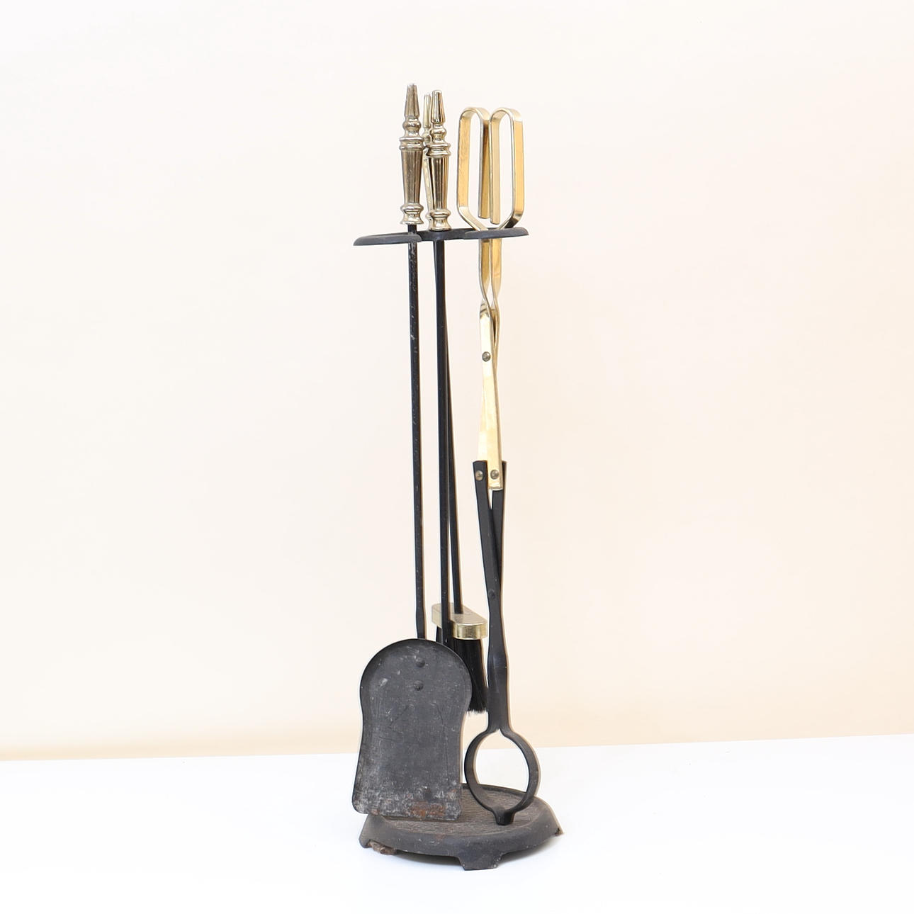 STÄLL MED BRASUTENSILIER.