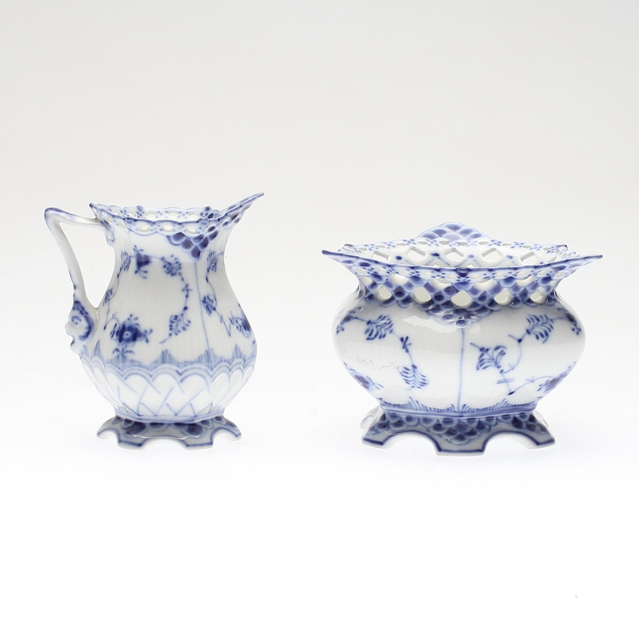 SOCKERSKÅL OCH GRÄDDKANNA, porslin, "Musselmalet", helbond, Royal Copenhagen.